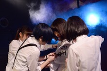 宗本花音里の衣装にハサミを入れるコショージメグミ。