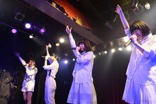 Maison book girlのパフォーマンスの様子。