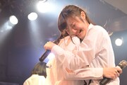 抱きしめ合う宗本花音里と井上唯。