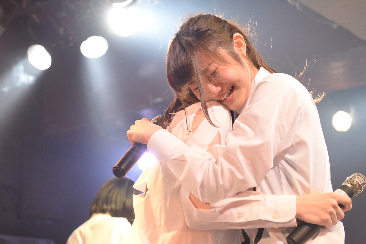 抱きしめ合う宗本花音里と井上唯。