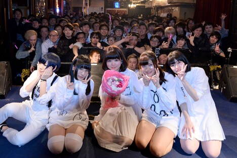 左からコショージメグミ、新メンバーの和田輪、宗本花音里、井上唯、矢川葵。後ろはファン。