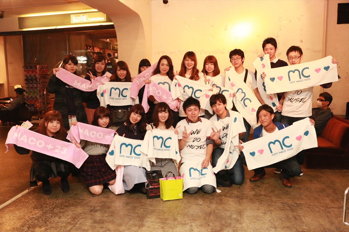 「WE DO MUSIC」のタオルを広げる来場者たち。