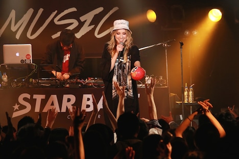 tofubeatsとLIZのコラボパフォーマンスの様子。