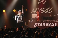 tofubeatsとLIZのコラボパフォーマンスの様子。