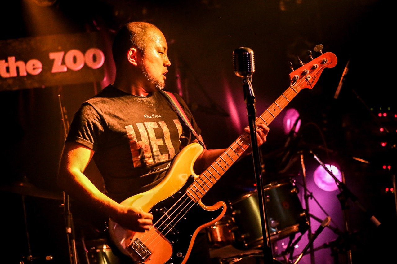 武井靖典（B, Vo）（撮影：横山マサト）