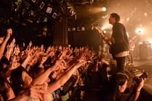 The SALOVERS 活動休止ラストライブ「青春の象徴 恋のすべて」東京・渋谷CLUB QUATTRO公演の様子。（撮影：古溪一道）