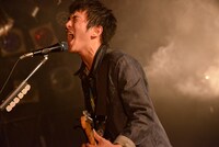 古舘佑太郎（Vo, G）（撮影：古溪一道）