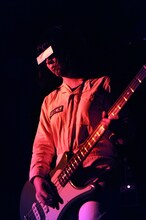 フミ（B, Vo, Syn）（Photo by Yukitaka Amemiya）