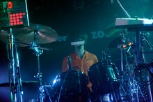 ヤノ（Dr, Vo）（Photo by Yukitaka Amemiya）