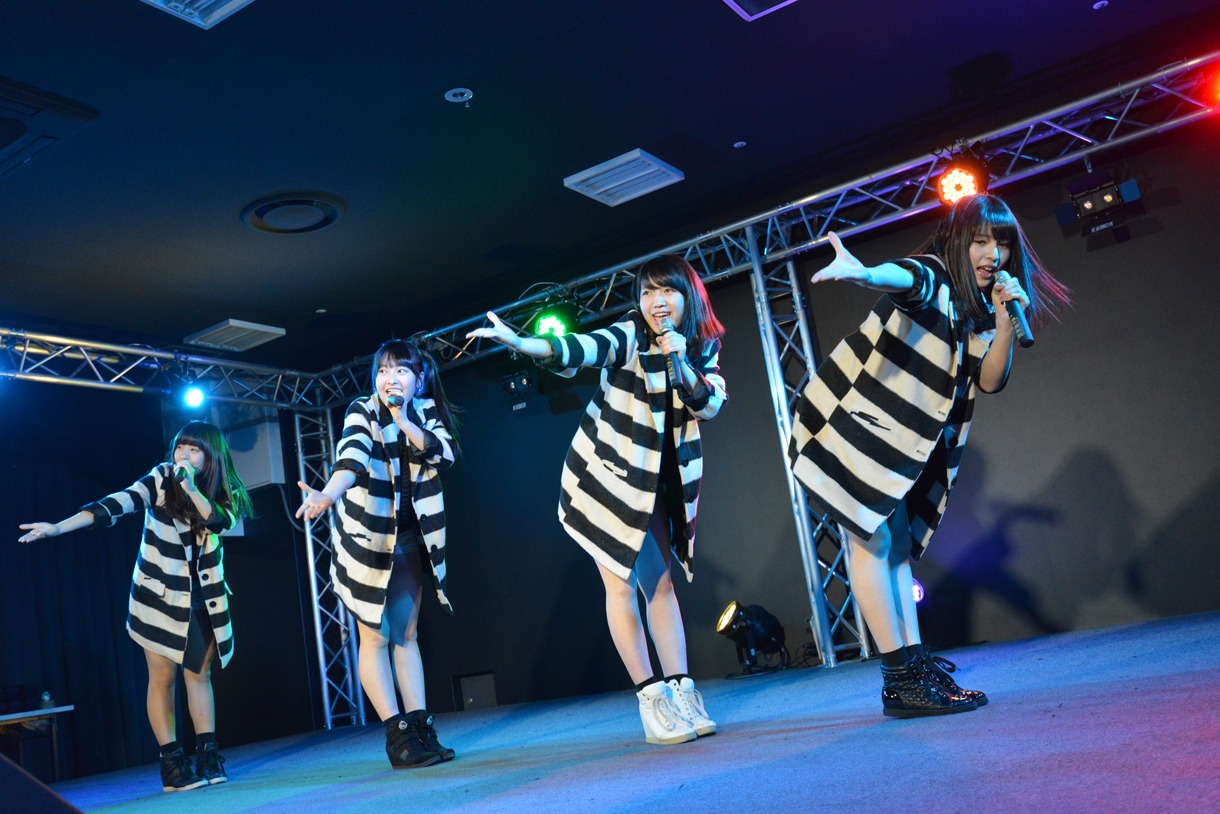 ダイブッ！によるライブの様子。