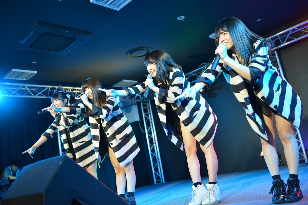 ダイブッ！によるライブの様子。