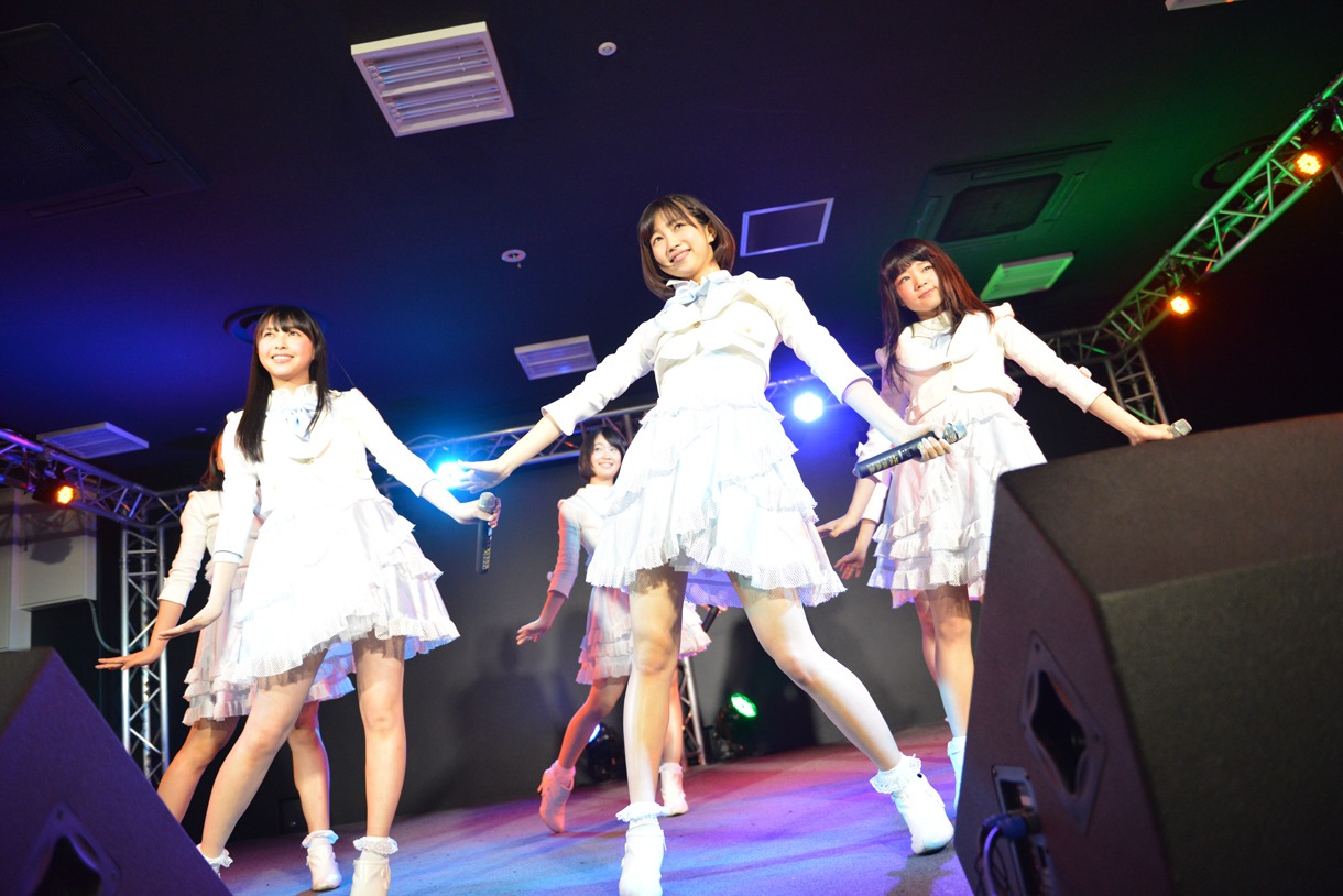 さんみゅ～によるライブの様子。