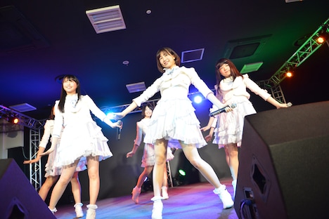 さんみゅ～によるライブの様子。