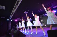 さんみゅ～によるライブの様子。