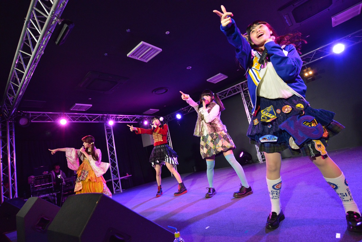 dropによるライブの様子。