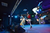 dropによるライブの様子。