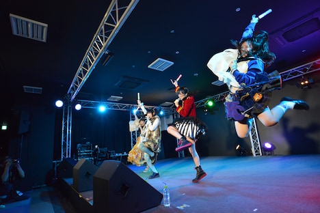 dropによるライブの様子。