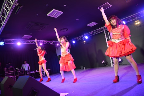 GALETTeによるライブの様子。