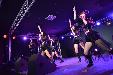 アイドリング!!!によるライブの様子。