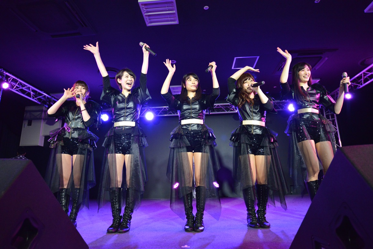 アイドリング!!!によるライブの様子。