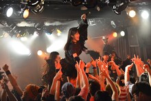 BELLRING少女ハートによるライブの様子。