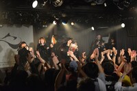 ファンから花束を受け取る甘楽、アンナ、仮。