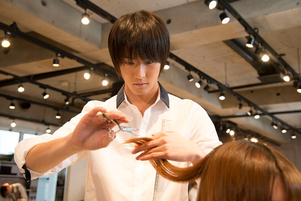 白石隼也が人々の心をスタイリング、「鏡の中の笑顔たち」予告編