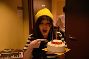 バースデーケーキを手に喜ぶ神田莉緒香