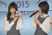 左から西野七瀬、若月佑美。