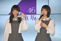 左から西野七瀬、若月佑美。