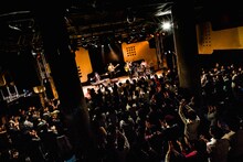 サンドクロックのワンマンライブの様子。（撮影：浜野カズシ）