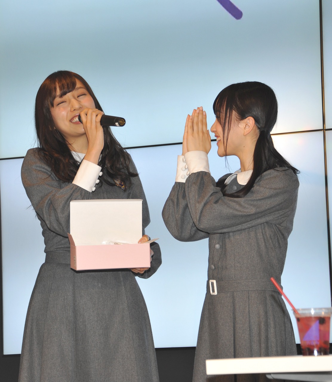 左から新内眞衣、星野みなみ。
