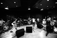 tricotのスタジオライブの様子。