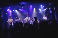 uchuu,のライブの様子。（撮影：ハヤシサトル）