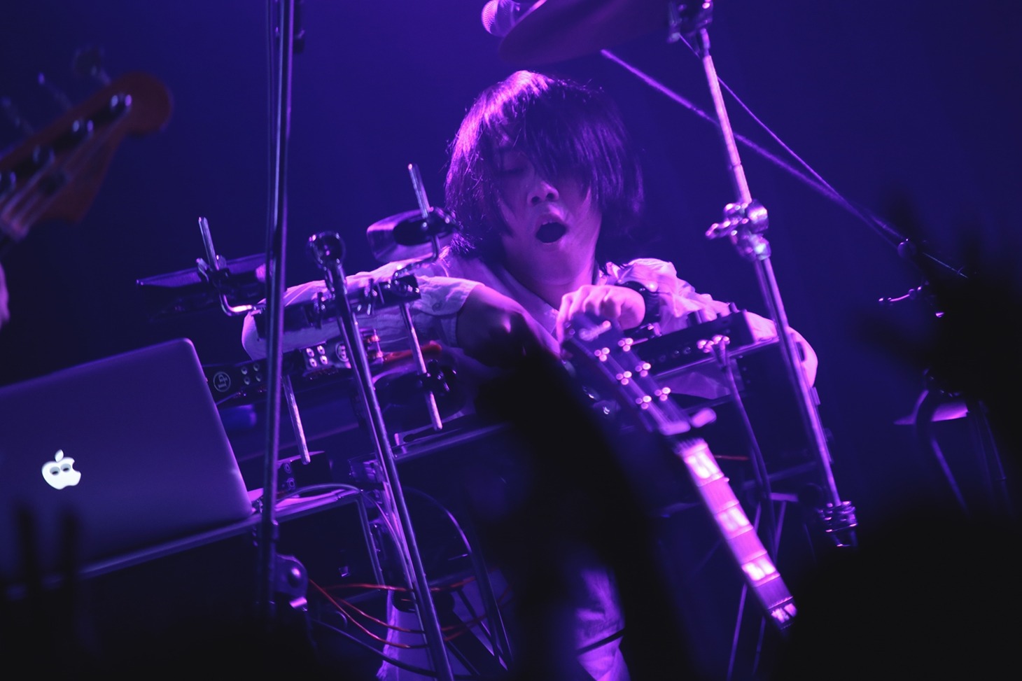 uchuu,のライブの様子。（撮影：ハヤシサトル）