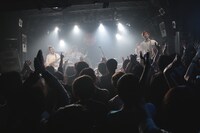 uchuu,のライブの様子。（撮影：ハヤシサトル）