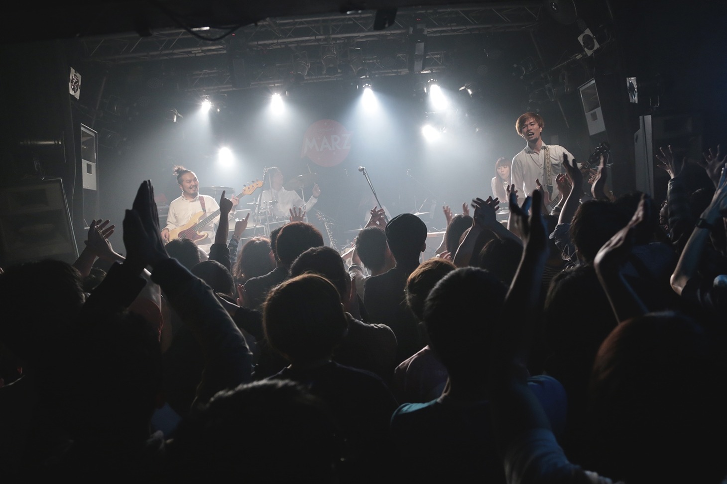 uchuu,のライブの様子。（撮影：ハヤシサトル）