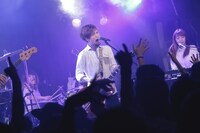 uchuu,のライブの様子。（撮影：ハヤシサトル）