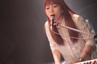 uchuu,のライブの様子。（撮影：ハヤシサトル）