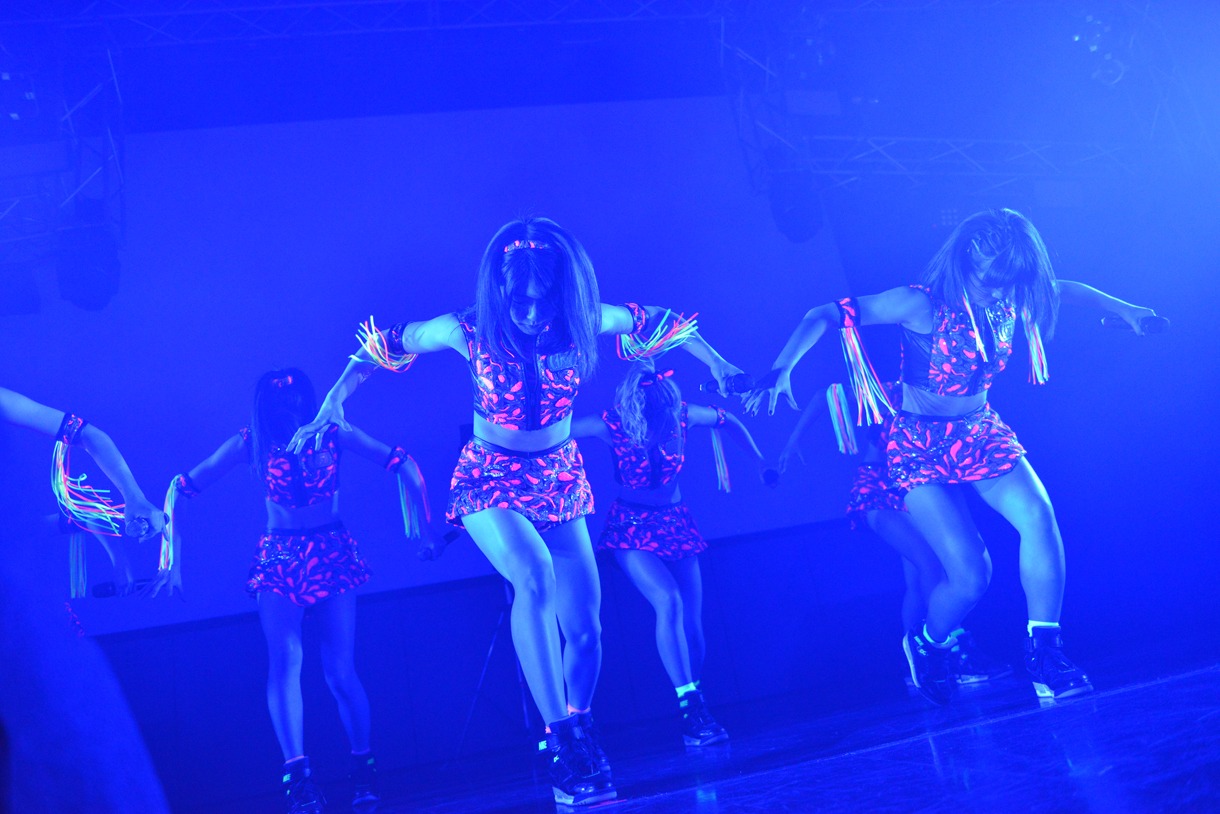 アップアップガールズ（仮）によるライブの様子。