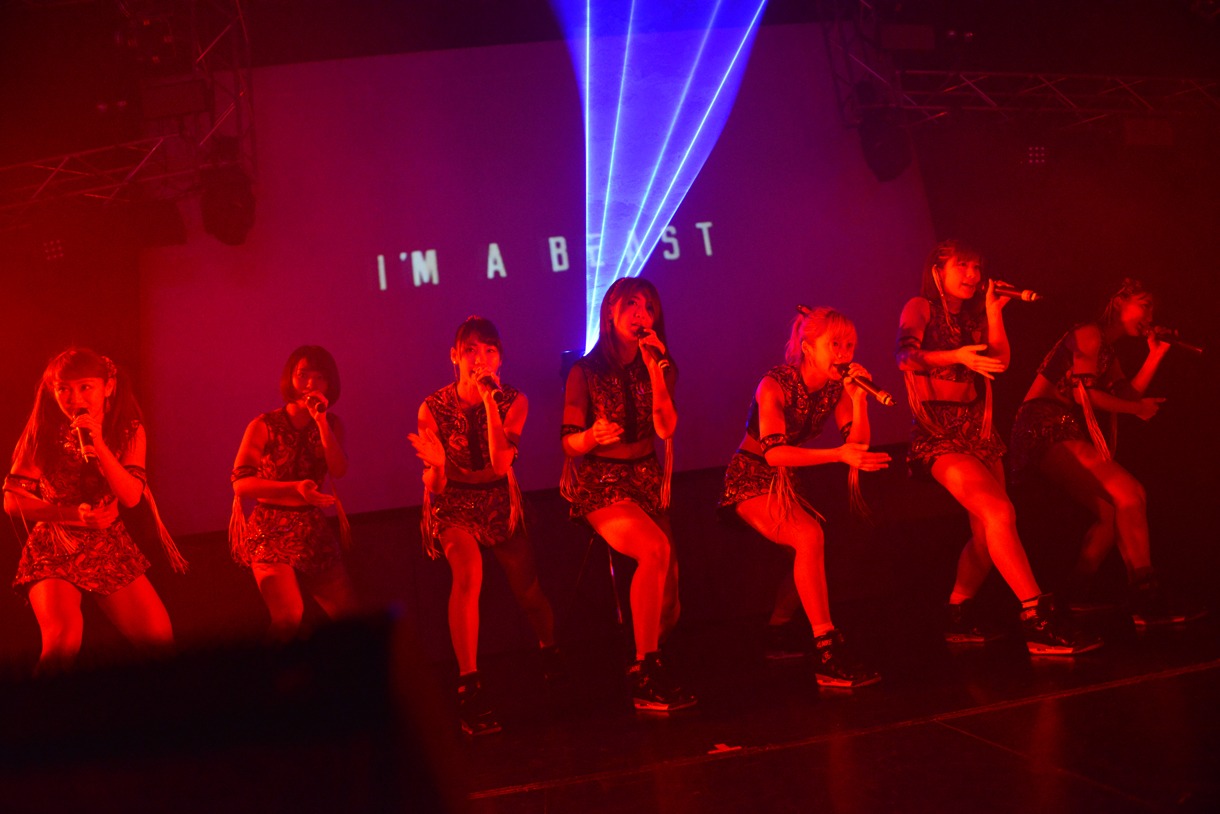 アップアップガールズ（仮）によるライブの様子。