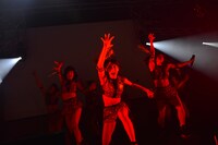 アップアップガールズ（仮）によるライブの様子。