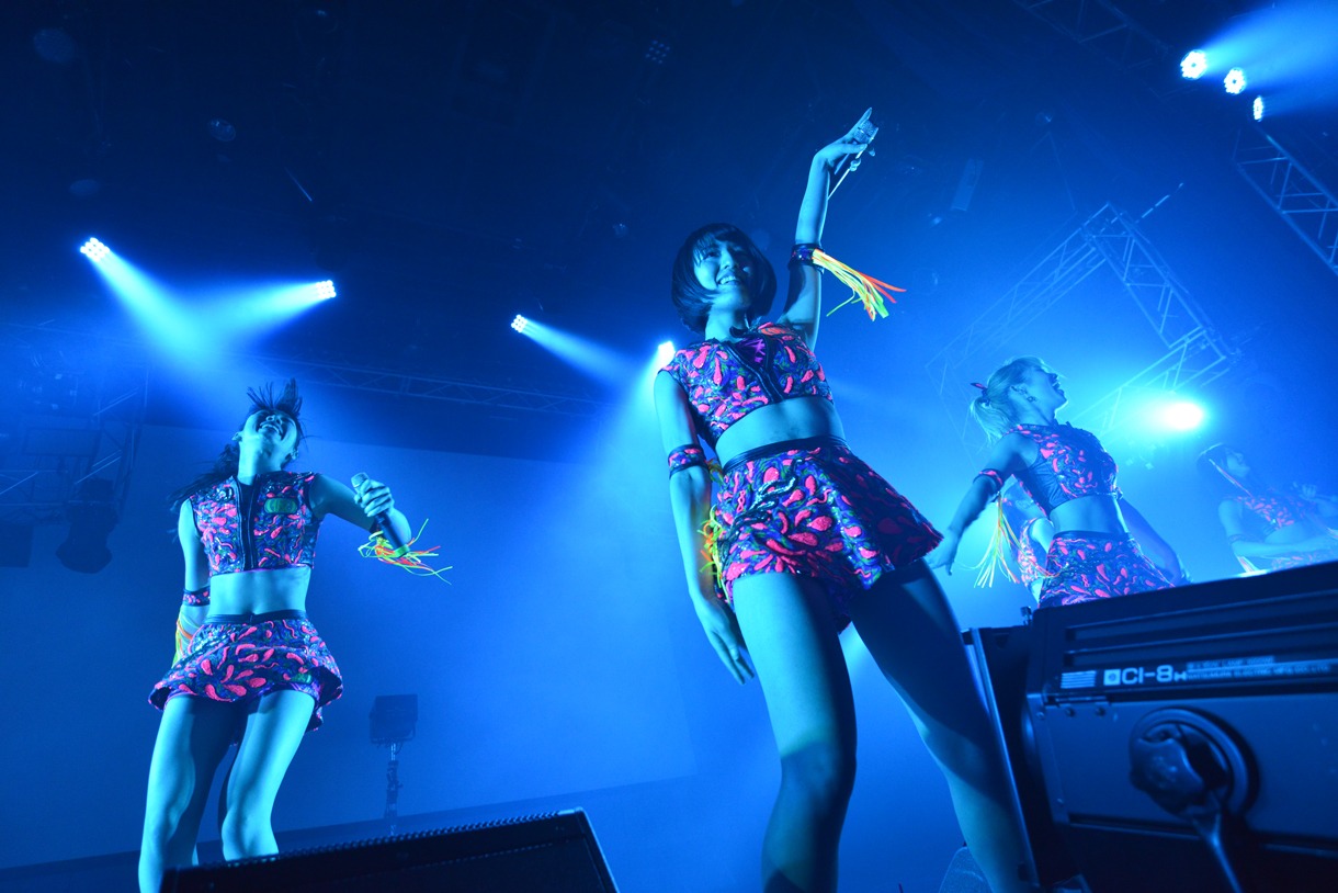 アップアップガールズ（仮）によるライブの様子。