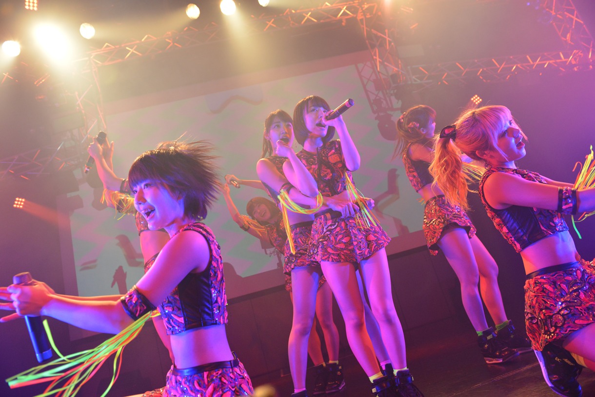 アップアップガールズ（仮）によるライブの様子。