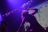 アップアップガールズ（仮）によるライブの様子。