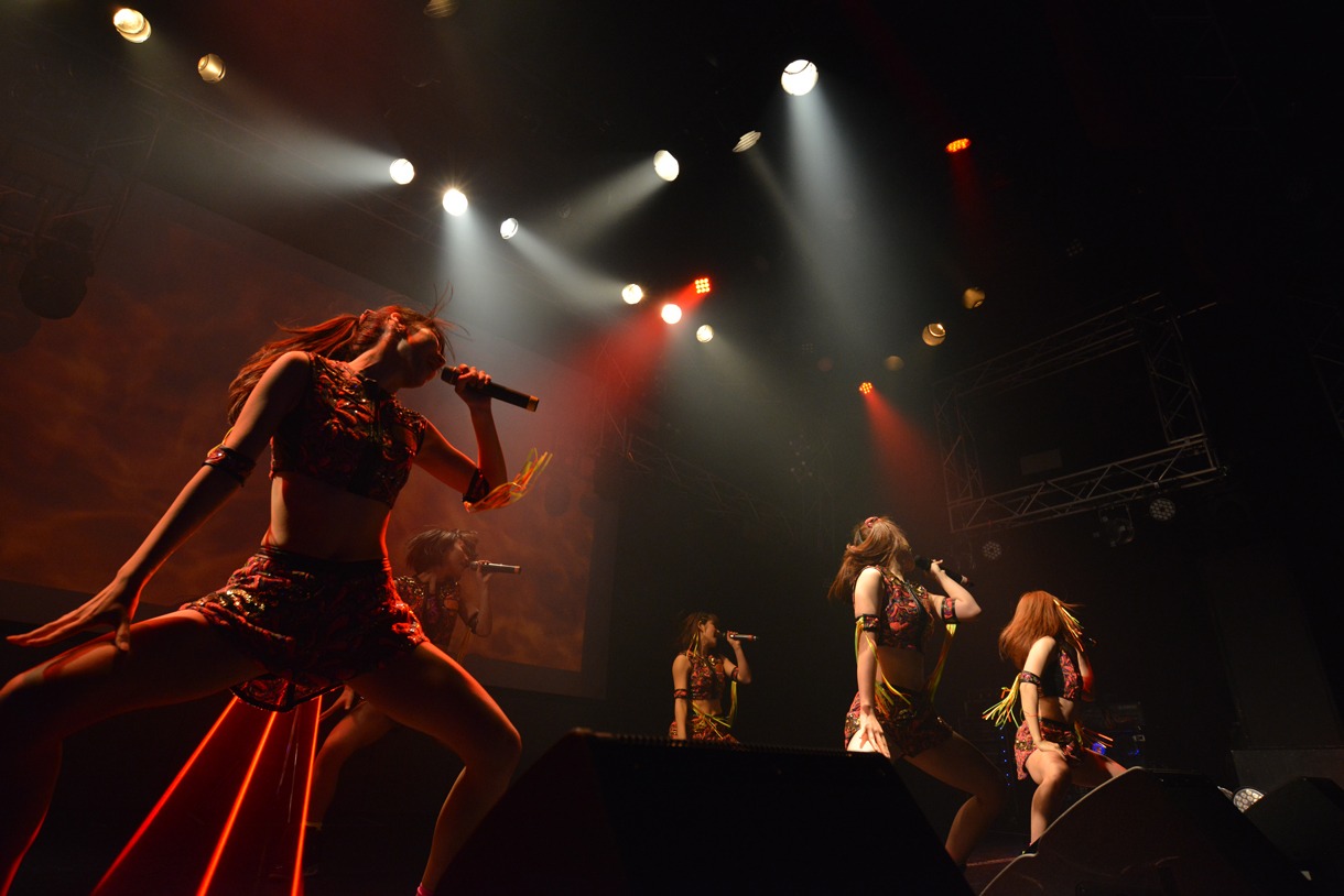 アップアップガールズ（仮）によるライブの様子。