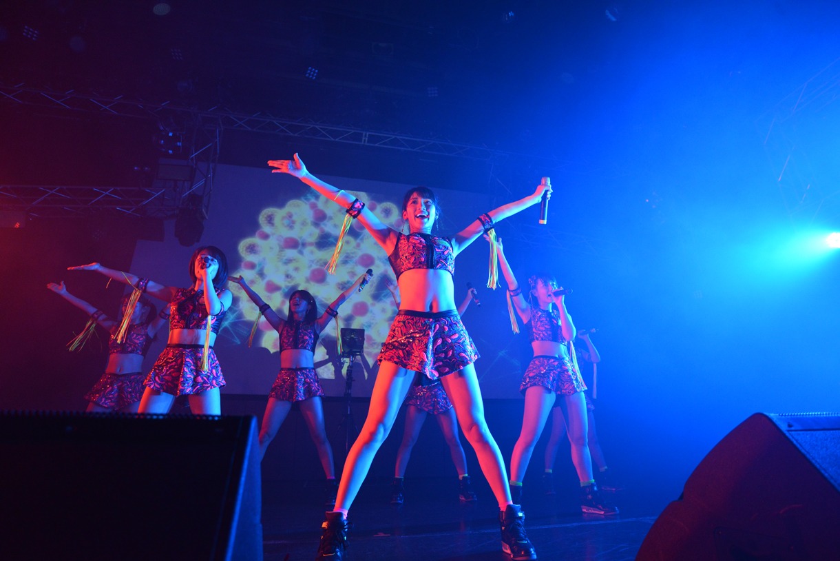 アップアップガールズ（仮）によるライブの様子。
