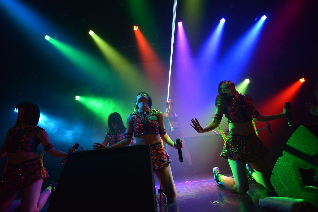 アップアップガールズ（仮）によるライブの様子。