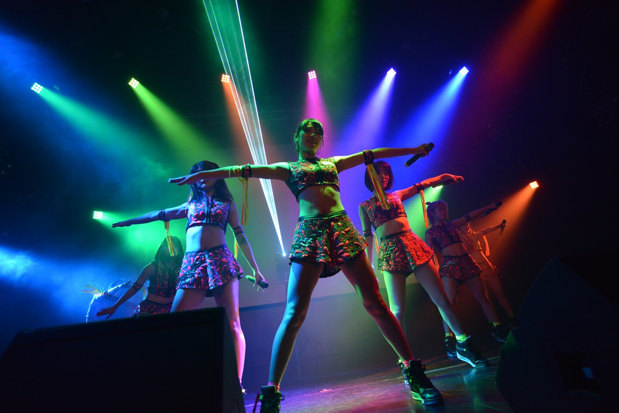 アップアップガールズ（仮）によるライブの様子。