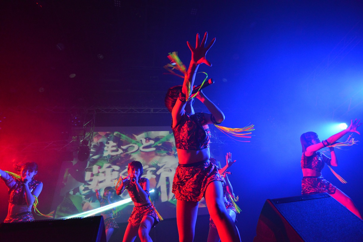アップアップガールズ（仮）によるライブの様子。
